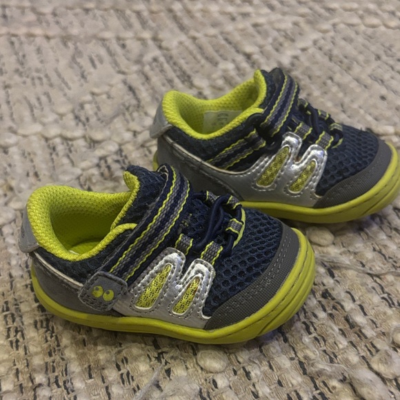 Stride Rite Kids Sneakers in Navy and Neon Lime- size 2 - Picture 2 of 3